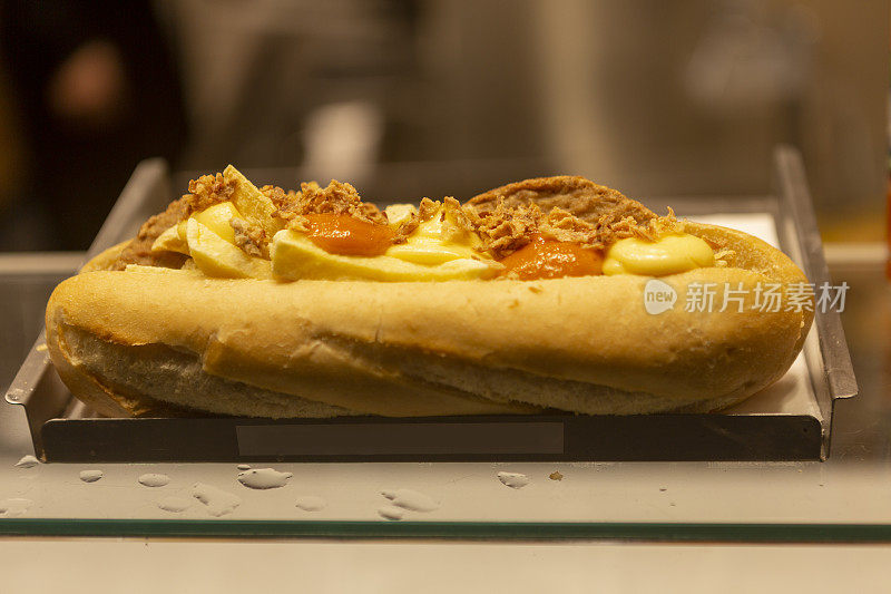 比利时布鲁塞尔街头的传统三明治配法棍面包