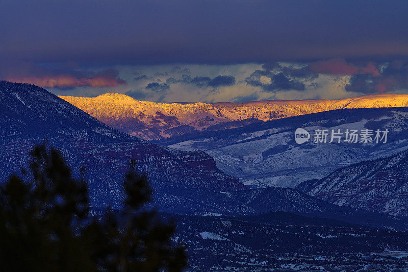 Alpenglow和霜雪山