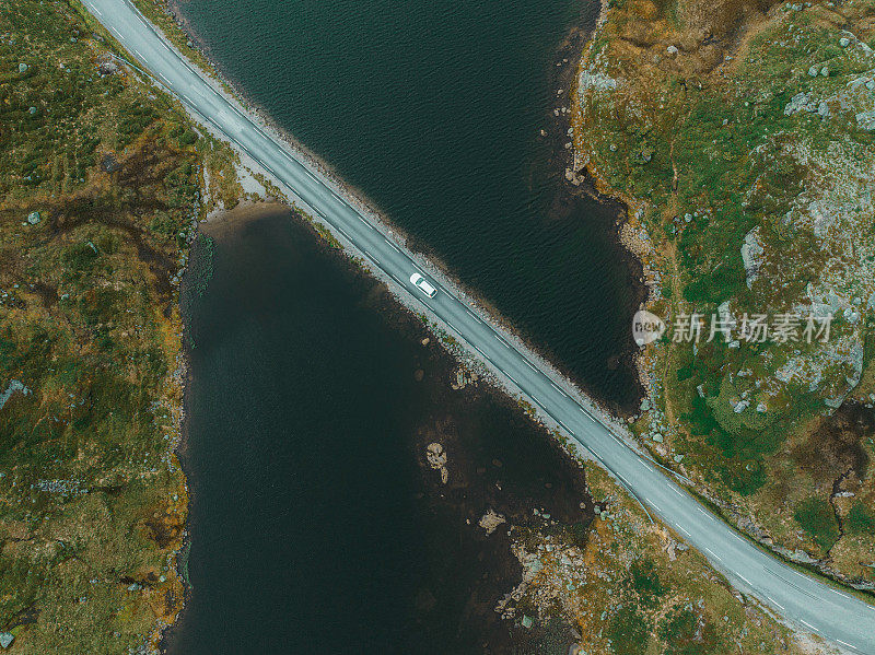 风景优美的鸟瞰图的汽车在道路上通过挪威高地
