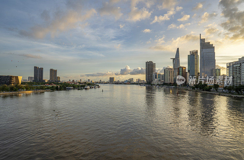 西贡河上美丽的日落，背景是胡志明市区高耸的摩天大楼