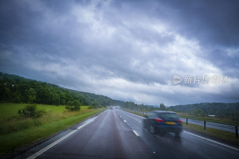 在英国，雨天在多雾的道路上行驶