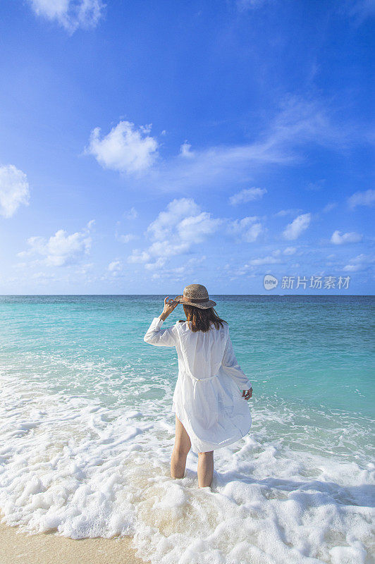 美女在浪漫国度美丽海滩的马尔代夫
