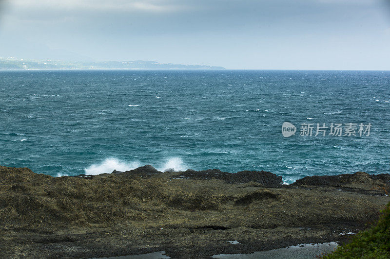 海水白浪飞溅。蓝色的太平洋。