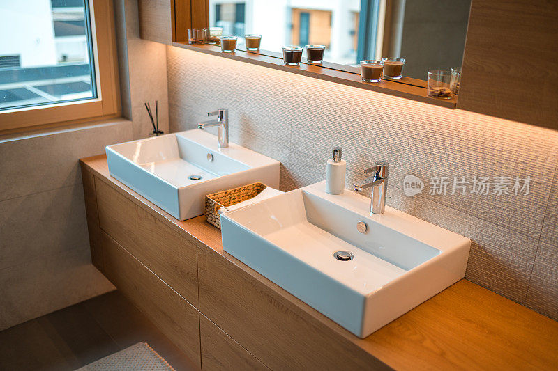 木制家具和米色瓷砖的现代浴室室内设计