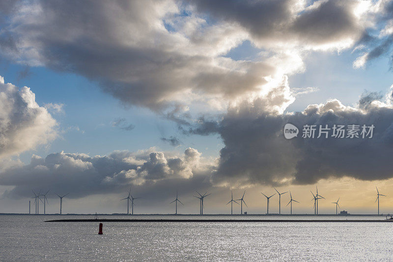 Zierikzee附近的Oosterschelde拦河坝的风力涡轮机。荷兰的泽兰省