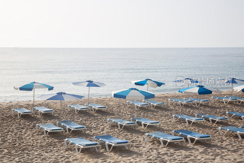 太阳躺椅出发在海滩，Villajoyosa，阿利坎特;西班牙