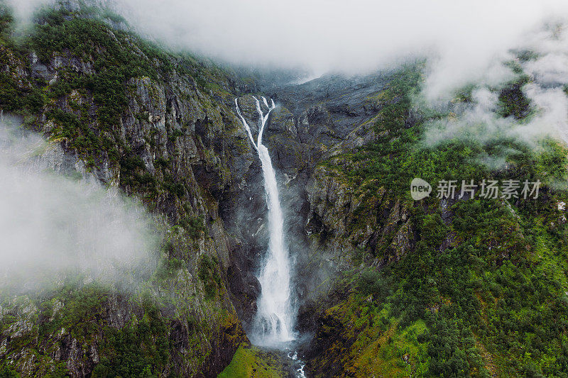 航拍的Mardalsfossen瀑布在风景秀丽的绿色山谷在挪威