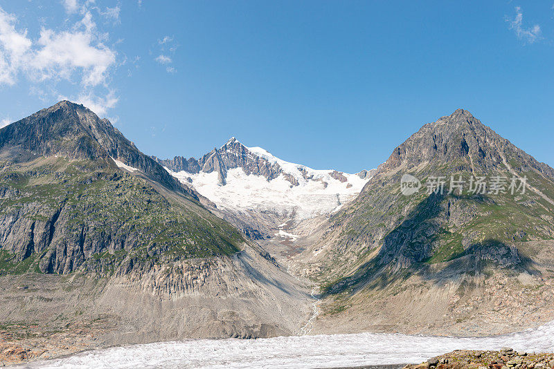 前景中有冰川的山地景观