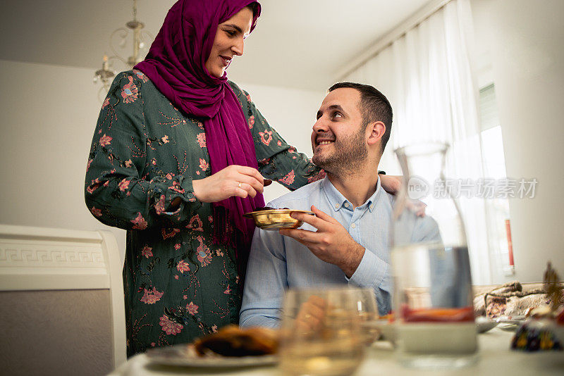 快乐的穆斯林家庭在一起吃饭