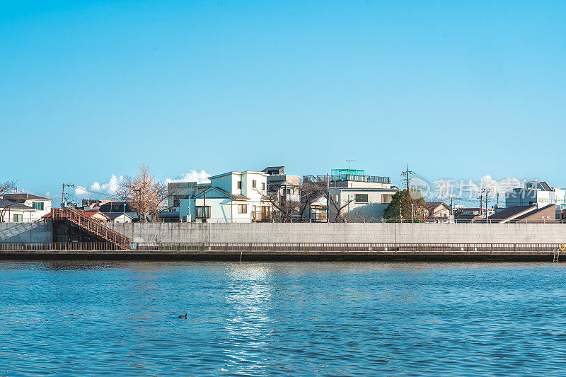 东京葛饰区的河流和城市景观