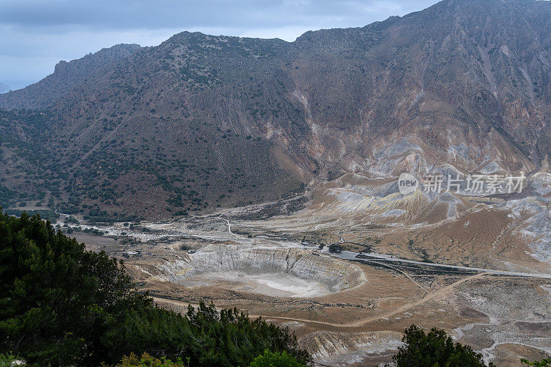 希腊尼西罗斯岛火山口的俯视图。