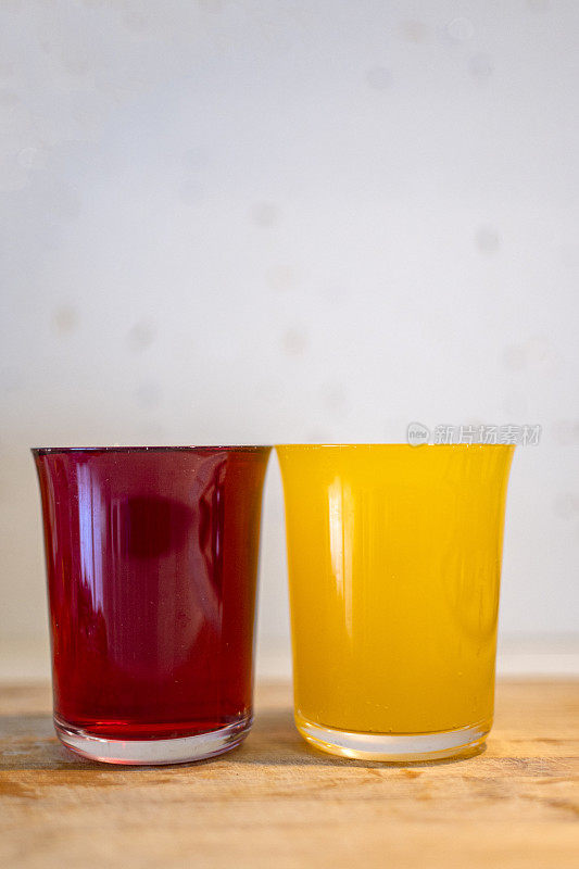 两杯浆果橙汁