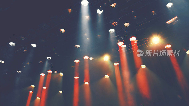 天花板舞台聚光灯照在剧院或音乐舞台上