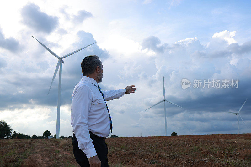 能源工程师考察风力发电厂项目，风力发电厂，风力涡轮机，可再生能源来自风力。风力涡轮机的能源专家