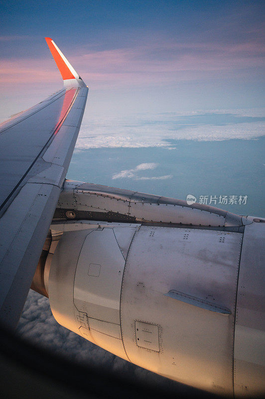 垂直飞行清晨飞行飞机窗口视图