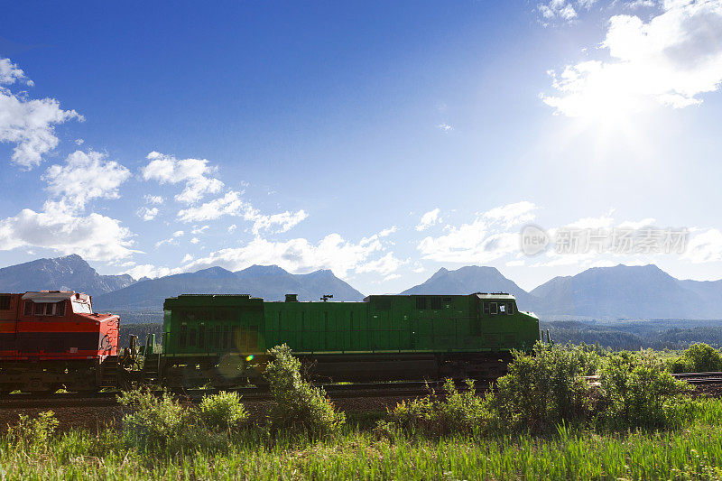 火车在加拿大阿尔伯塔省班夫国家公园的落基山脉