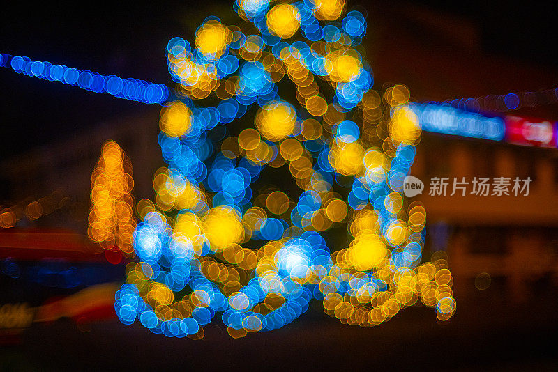夜间散焦照明的圣诞树