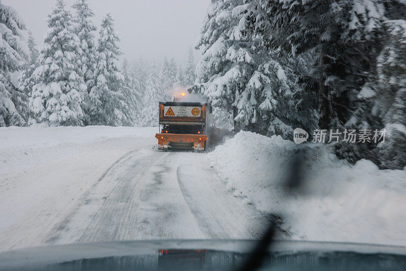 在暴风雪中铲平道路的卡车