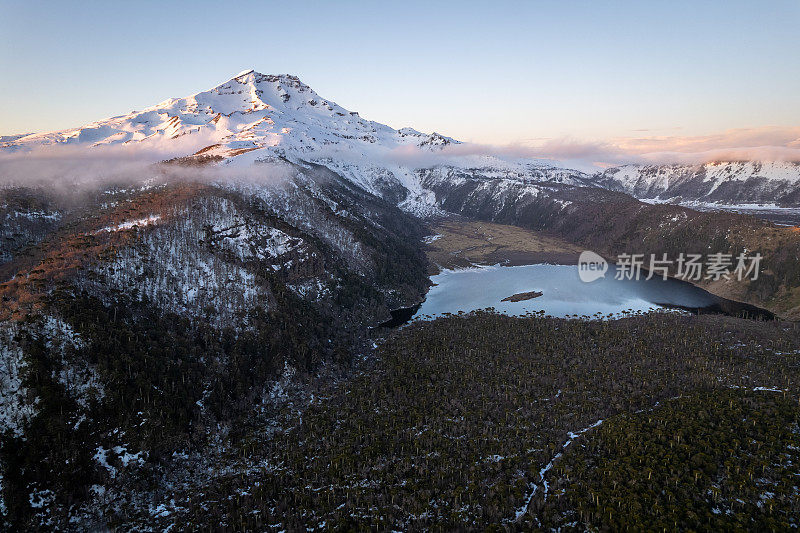 日落时分巴塔哥尼亚火山脚下的湖泊