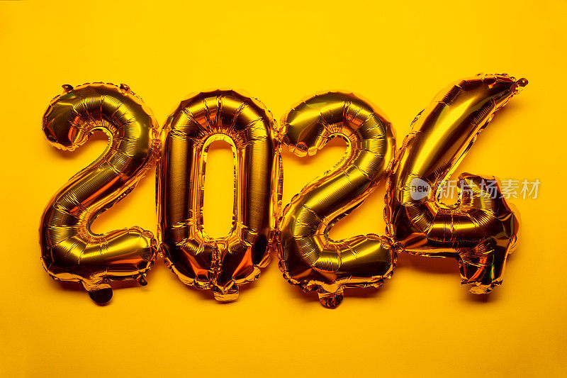 2024新年概念-金箔气球和五彩纸屑