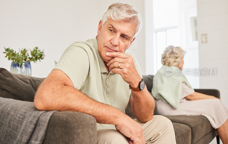 年长的男人，在家里的沙发上想着离婚、分手和悲伤分离的压力。沮丧的夫妇在沙发上的冲突，危机和戏剧问题，糟糕的婚姻或情绪焦虑