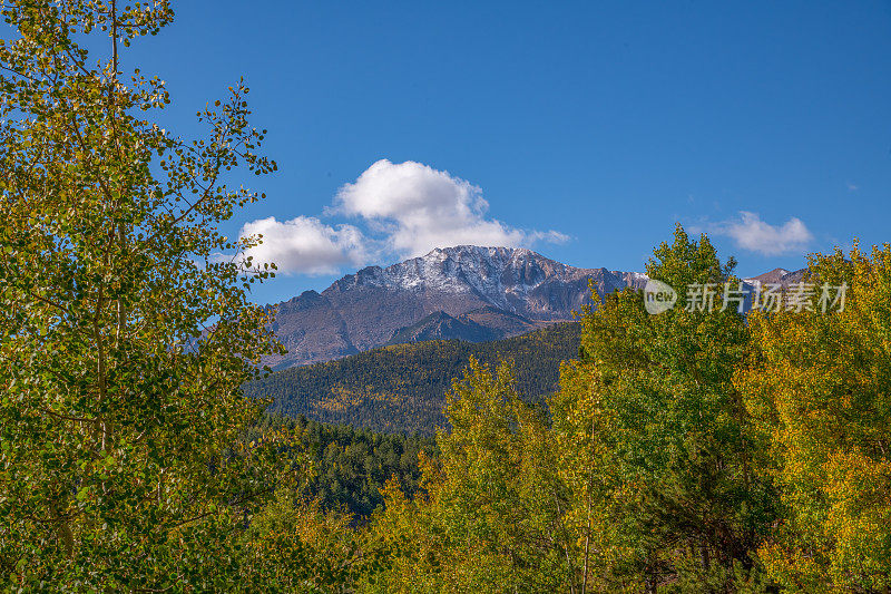 位于美国西部科罗拉多州中部落基山脉的美国山派克峰(海拔14115英尺)的峰顶被雪亲吻