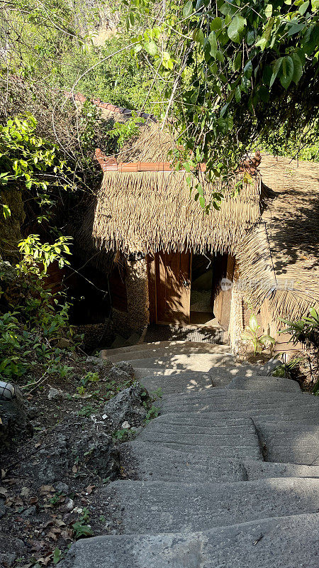 餐厅在不可能的海滩Uluwatu巴厘岛