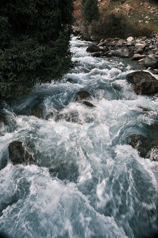 小溪在秋天流过山林