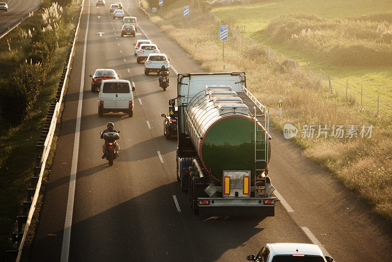 日落时分在高速公路上的油罐车