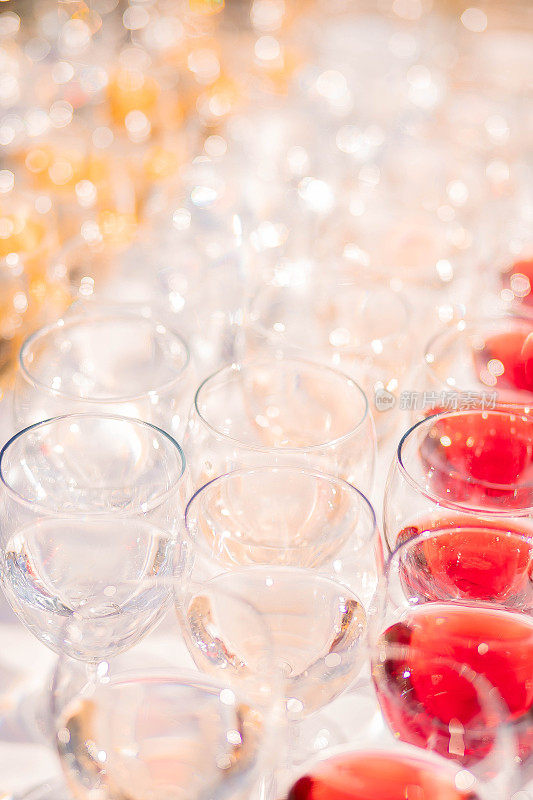 在自助餐桌上喝饮料。一杯酒。一杯香槟。一杯水。餐饮。的婚礼。宴会