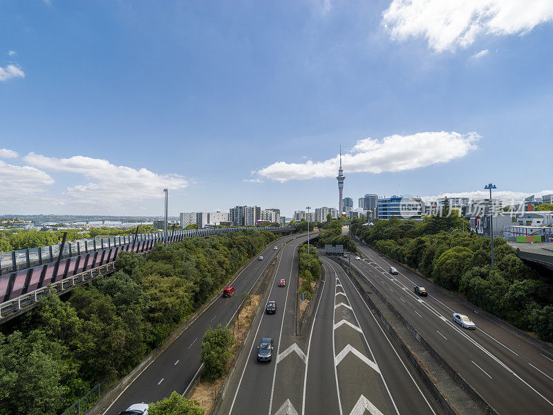 新西兰奥克兰市中心的车流