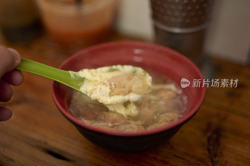 一名妇女手工制作了中国传统美食馄饨。