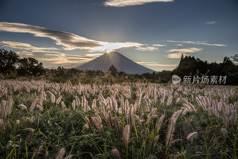 从富士宫市到富士山的晨曦中闪耀的延时摄影