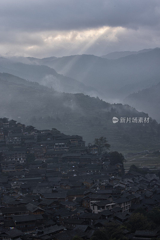 雾蒙蒙的早晨，中国贵州省的苗寨