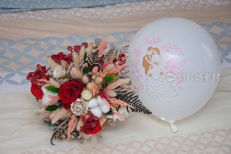 我们最喜欢的婚礼花束和婚礼气球装饰的新娘和新郎