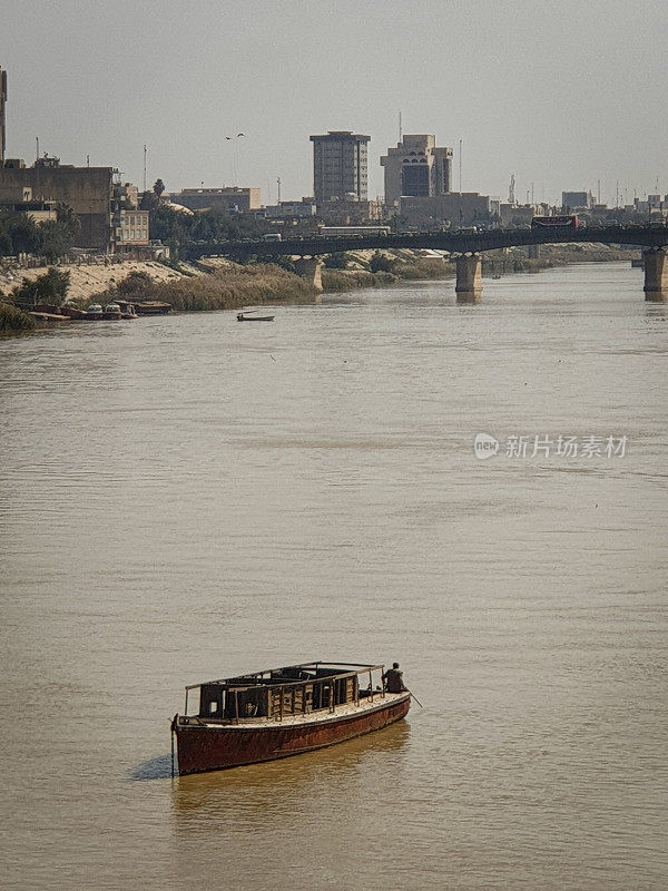 巴格达底格里斯河上的小船