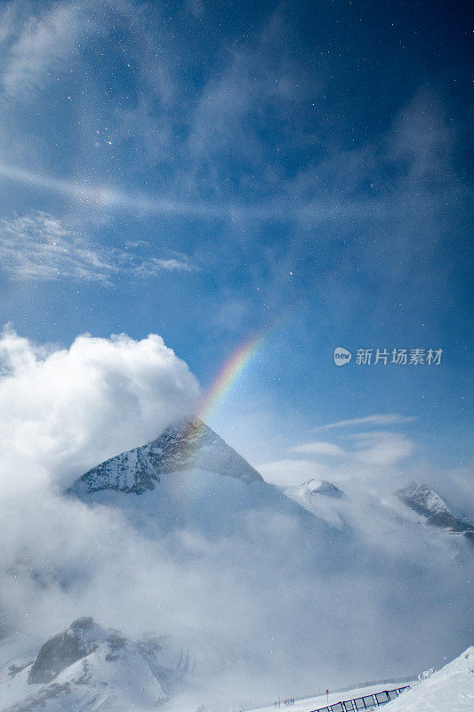 高山上的神奇天气有太阳、蓝天、云彩、雪、雪晶和彩虹。腹地冰川-奥地利