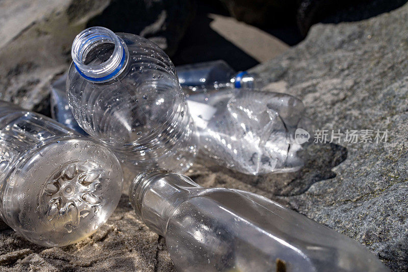 塑料水瓶被扔在沙滩上