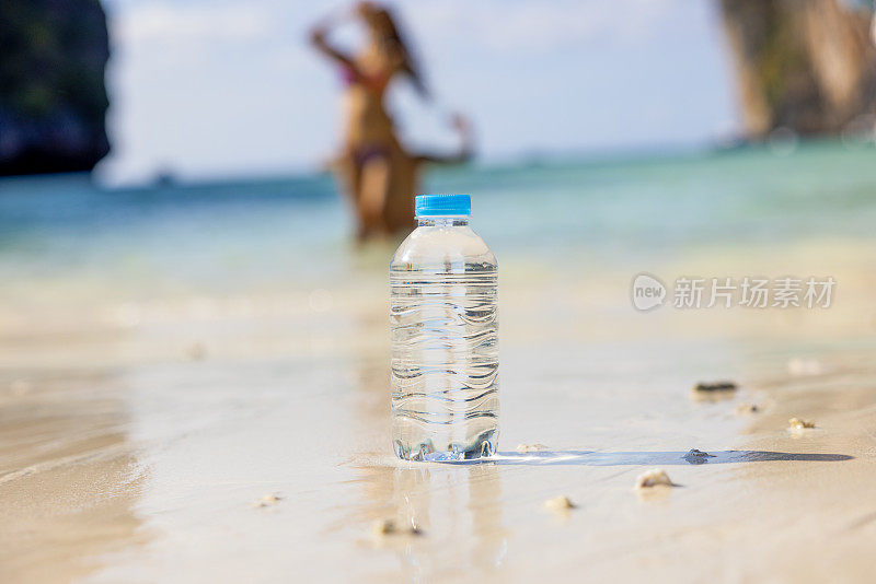 海滩上的水瓶