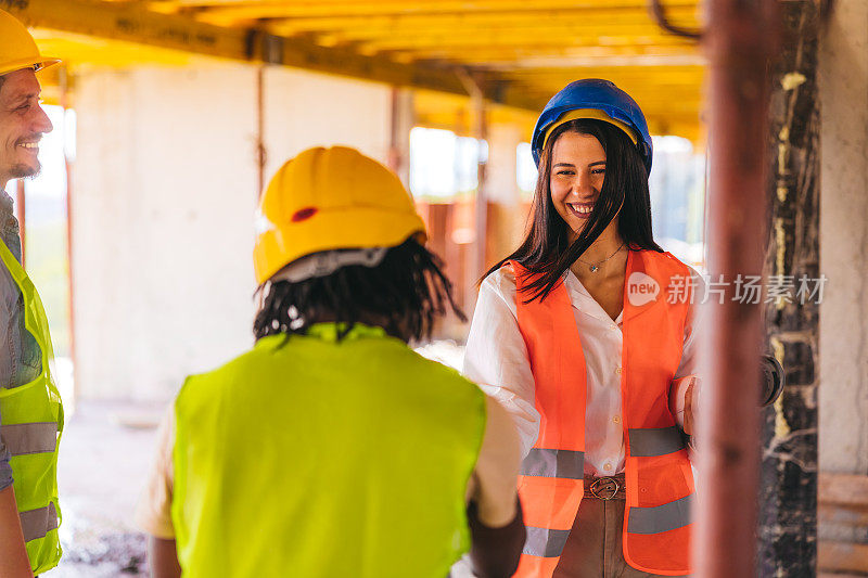 在建筑工地工作的建筑工人