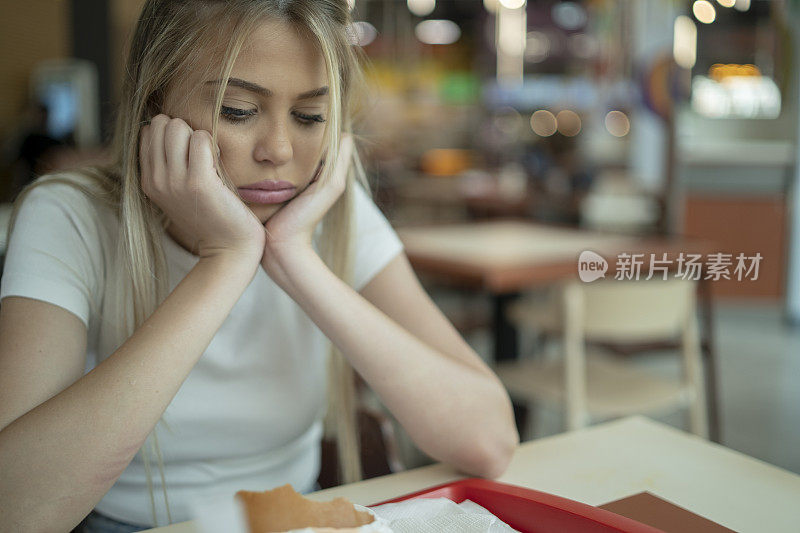 享用美味汉堡的女人