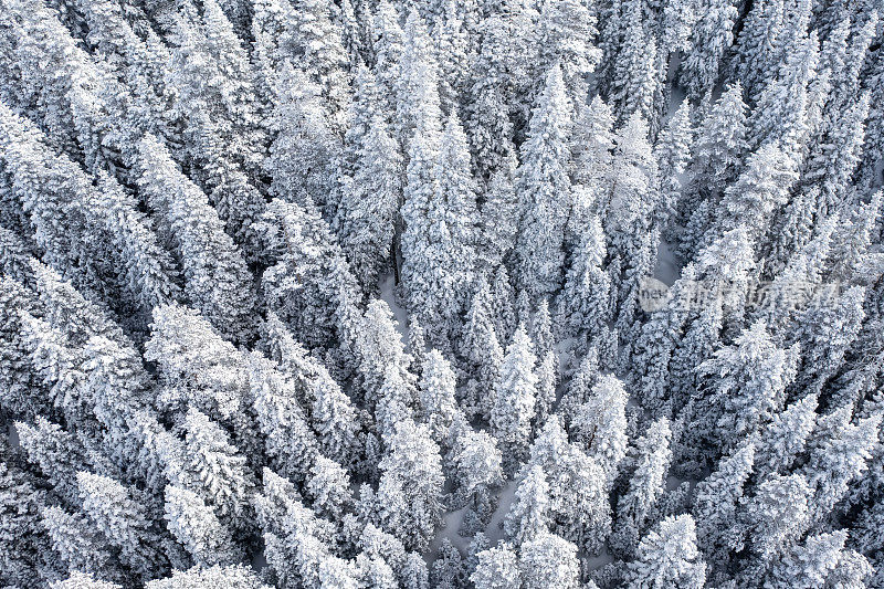 无人机拍摄的雪山鸟瞰图