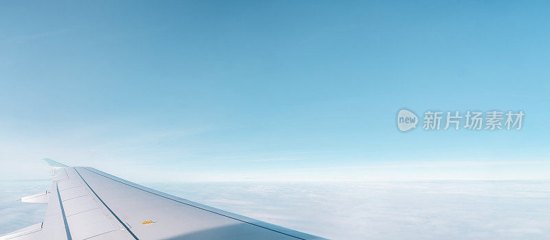 飞机的翅膀在蓝天上的背景文字空间。横幅的概念
