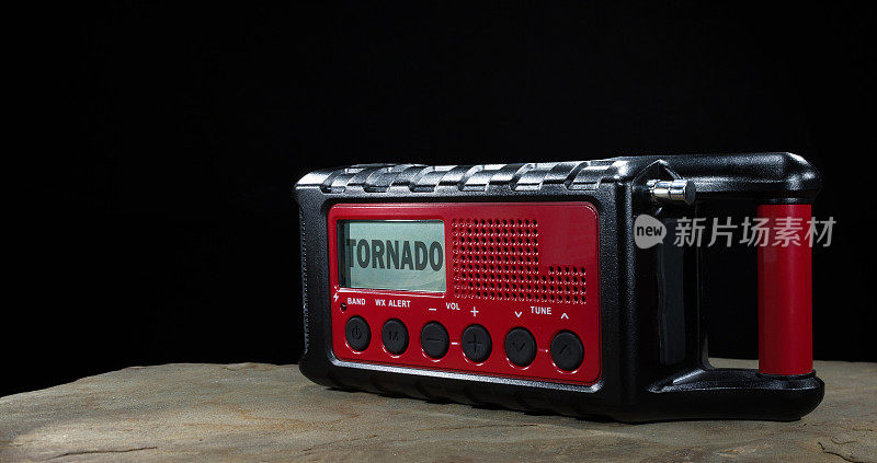 黑色和红色天气广播，有龙卷风警报和复制空间