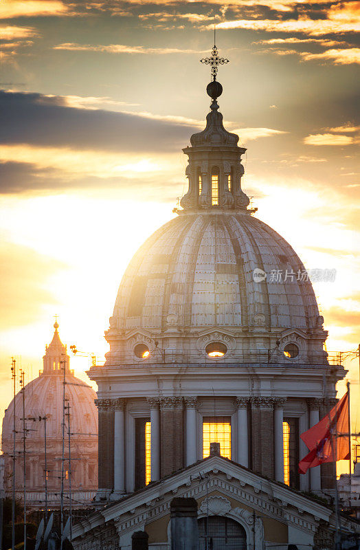 日落时分的罗马城景，穹顶和天际线:意大利最美的一面