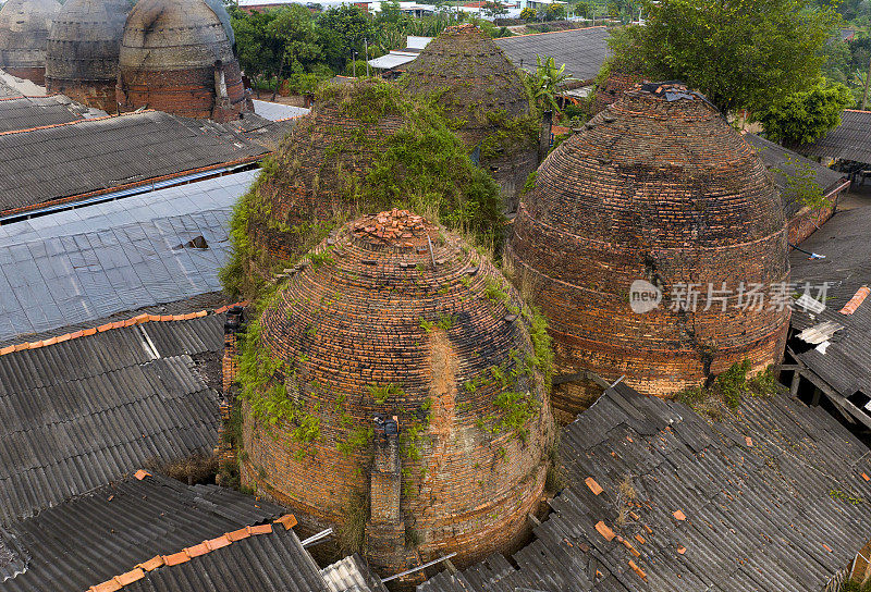 越南西南部永隆省，人们的砖窑