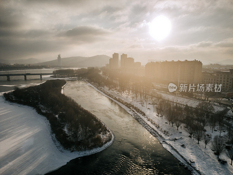 无人机视角下的吉林河畔，清晨日出的吉林城景