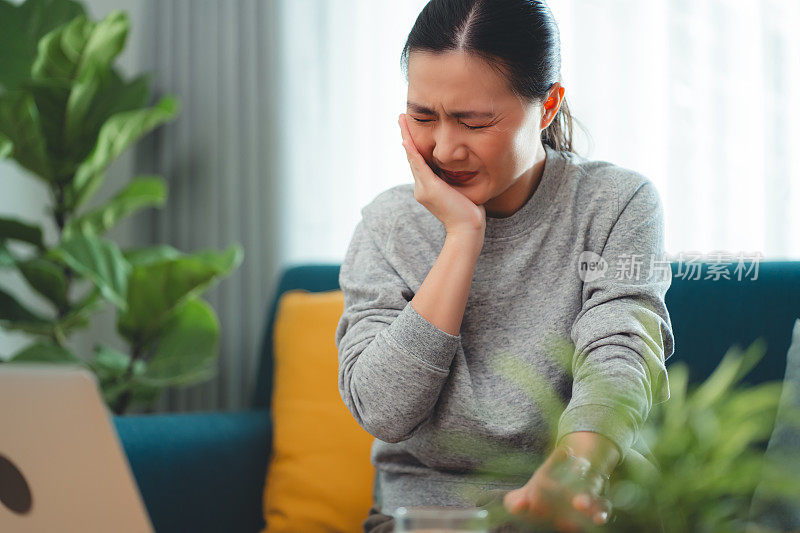 亚洲女人觉得牙齿敏感，就不要坐在客厅的沙发上喝凉水和摸脸颊。