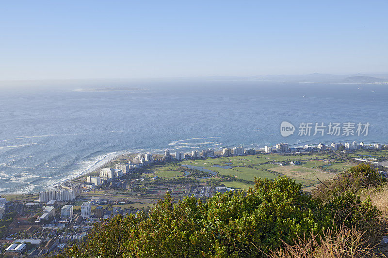 大西洋边的海岬——开普敦，一个多元化的城市，南非。航拍照片