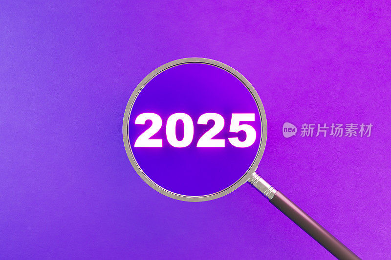 霓虹灯背景上的放大镜2025新年概念